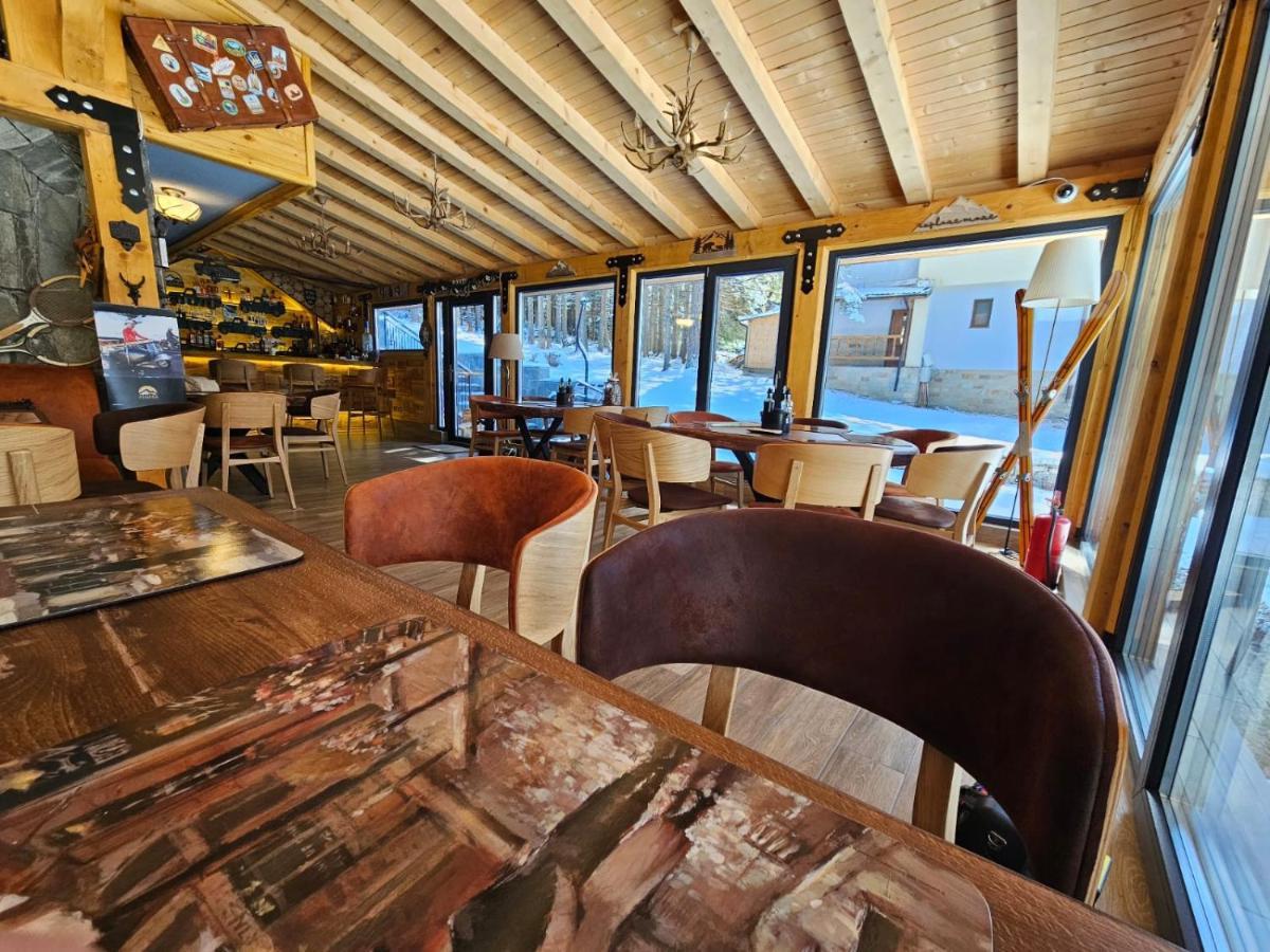 Algara Hut Hotel Panichishte Exterior photo